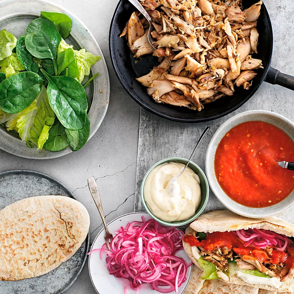 Pulled chicken med picklad rödlök, chiliröra och majonnäs