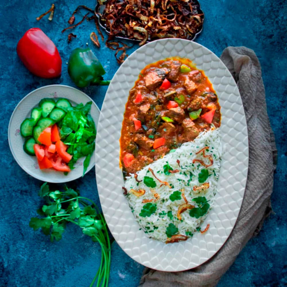 Köttgryta med färsk spenat och som toppas rostat lök