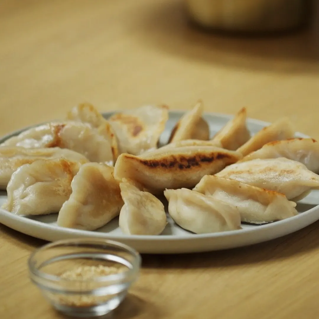 Glutenfria räkdumplings med dippsås och gurksallad