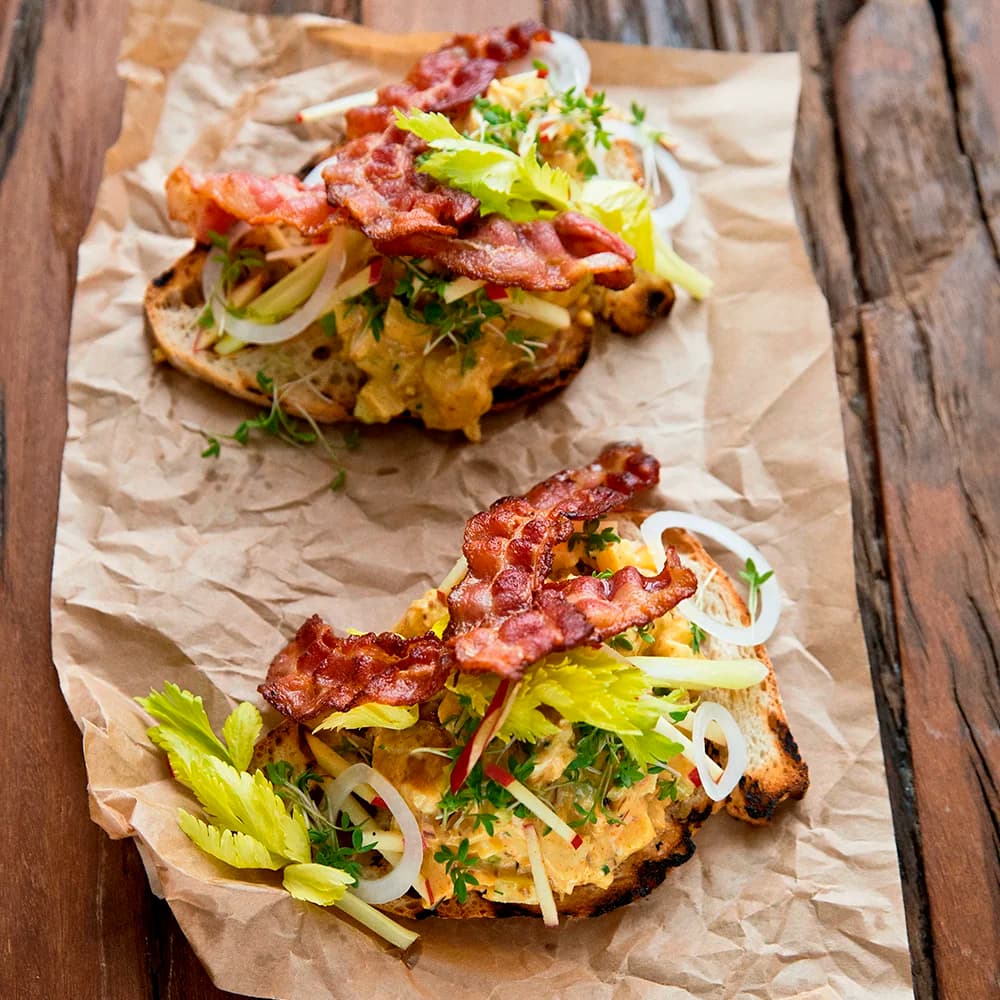 Grillat surdegsbröd med kyckling, bacon, äpple och selleri