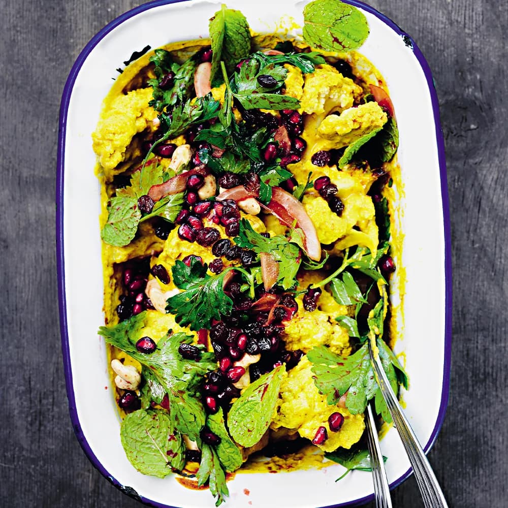 Indisk blomkålsgratäng med granatäppelsallad