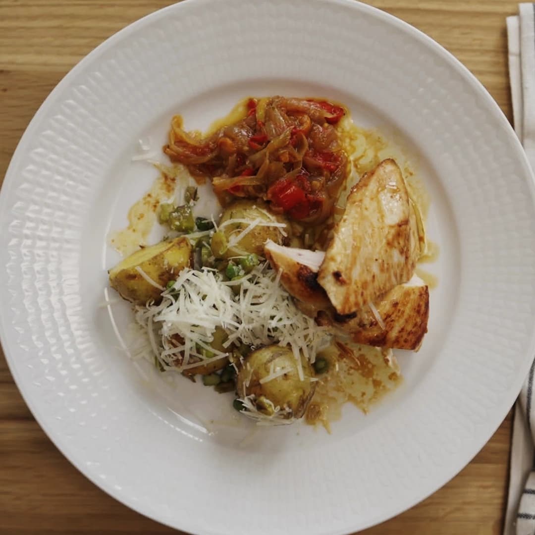 Kyckling med caponata, potatis och sparris