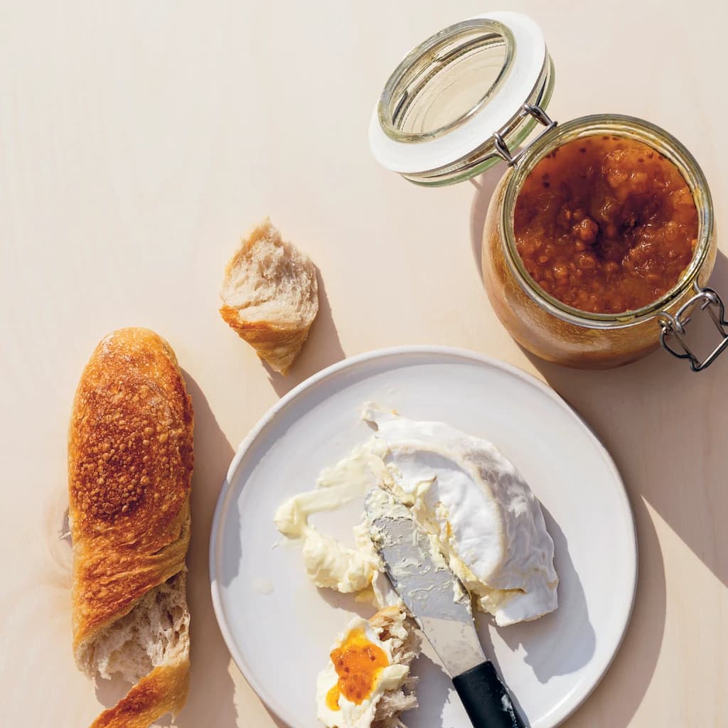 Brillat savarin med hjortronsylt och baguette