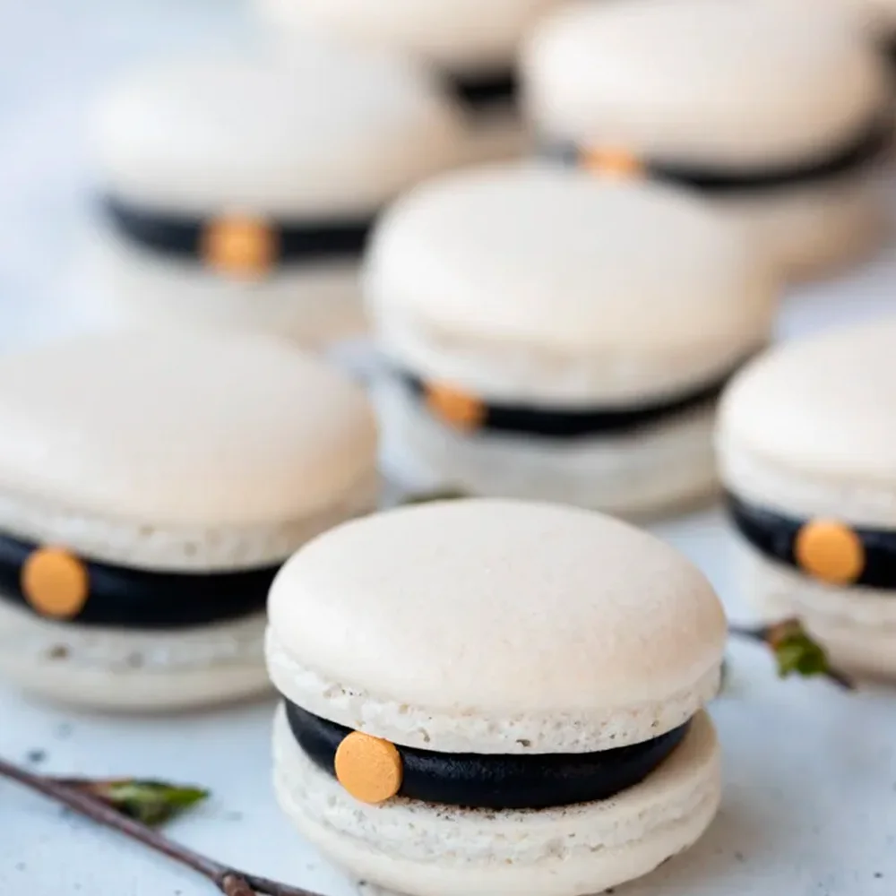 Festliga macarons som ser ut som studentmössor