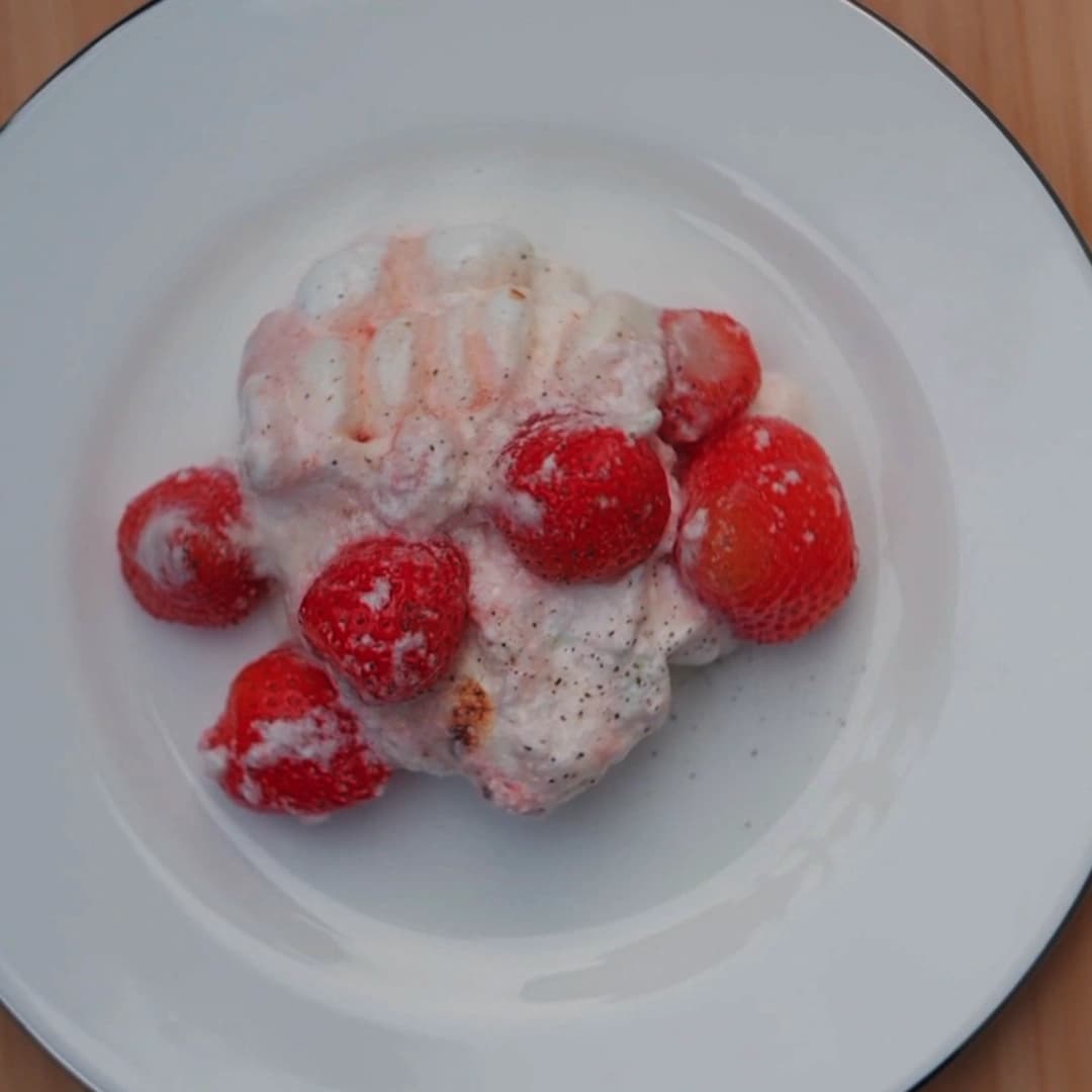 Baked Alaska med flamberade jordgubbar