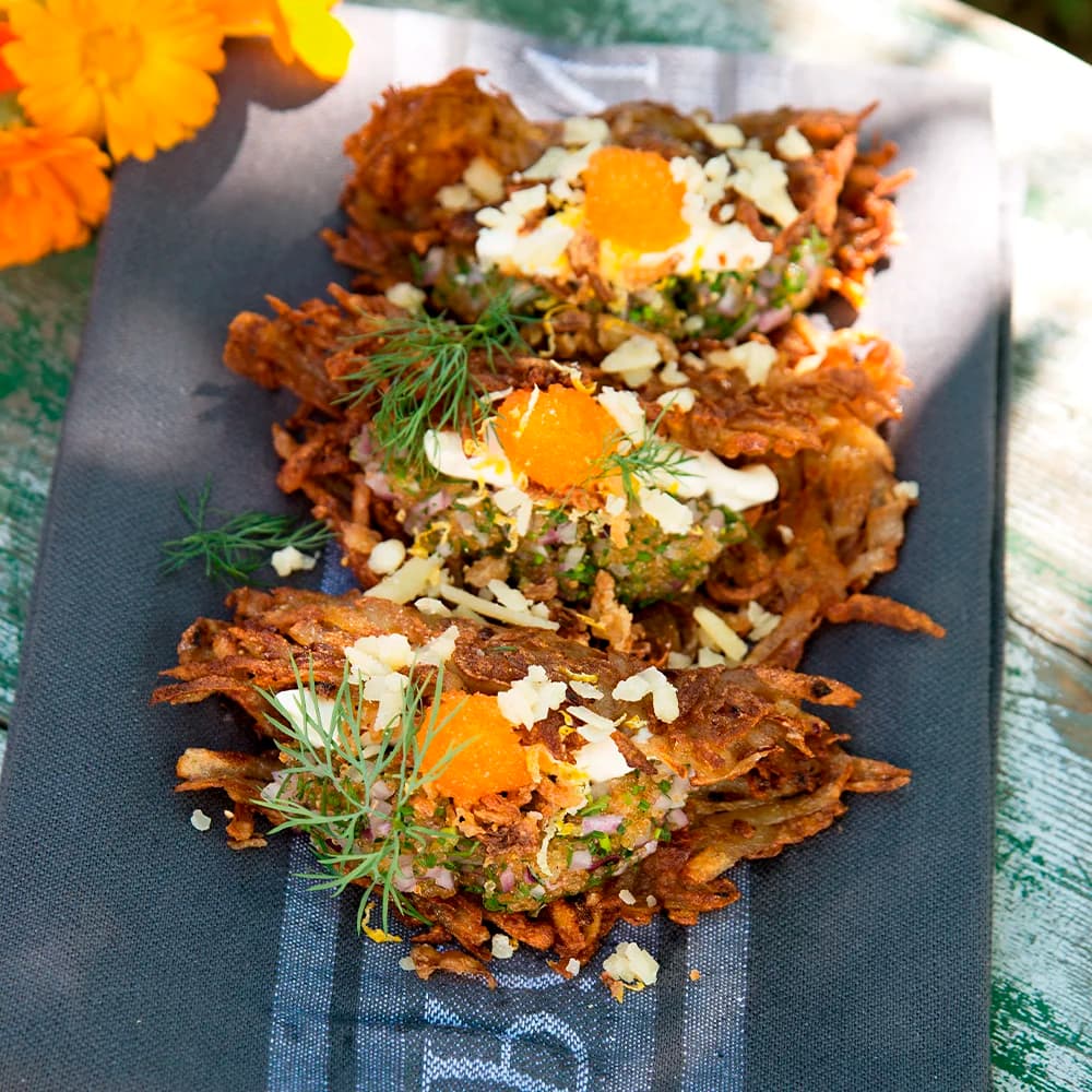 Rårakstacos med löjrom, västerbottensost och gräddfil