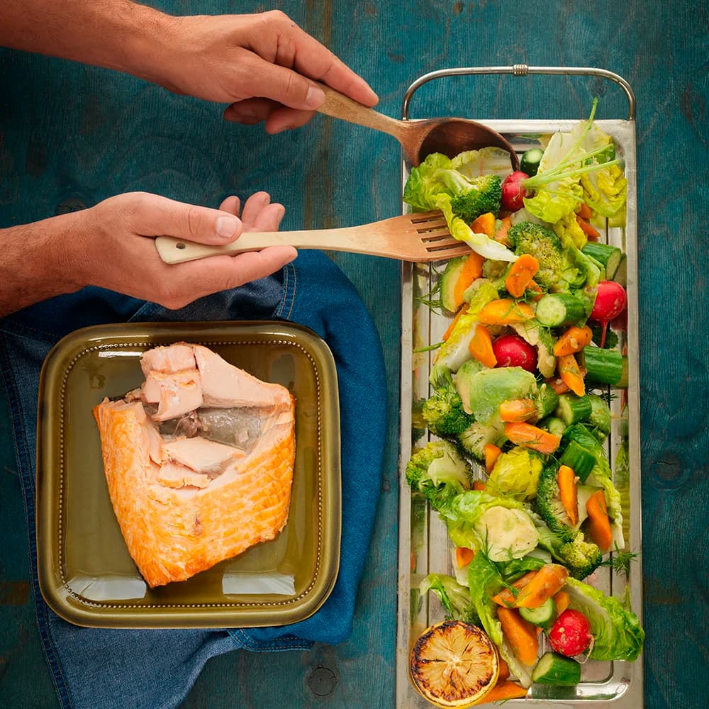 Ugnsbakad lax med ljummen grönsakssallad