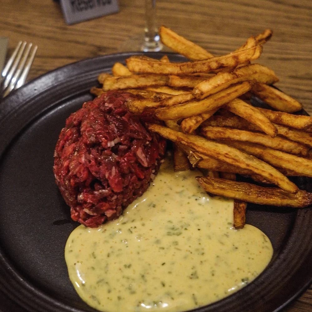 Råbiff med bearnaisesås och pommes frites