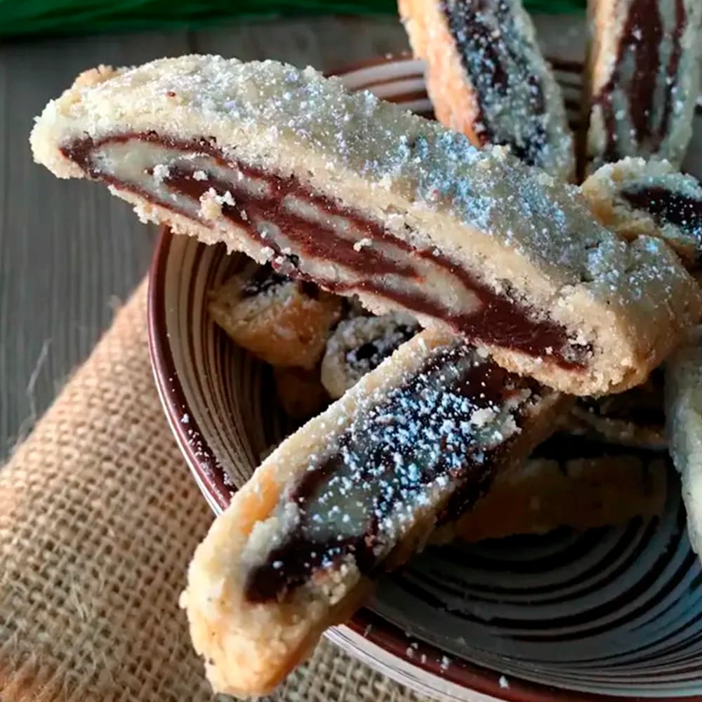 Spröda kakor med chokladkolakräm