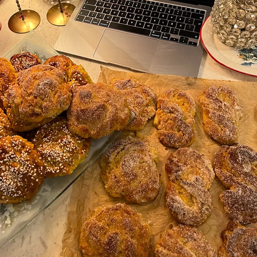 Saffransbullar Med Vanilj och Mandelfyllning