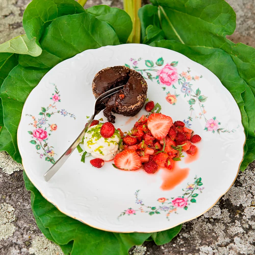 Chokladfondant med limemarinerade jordgubbar