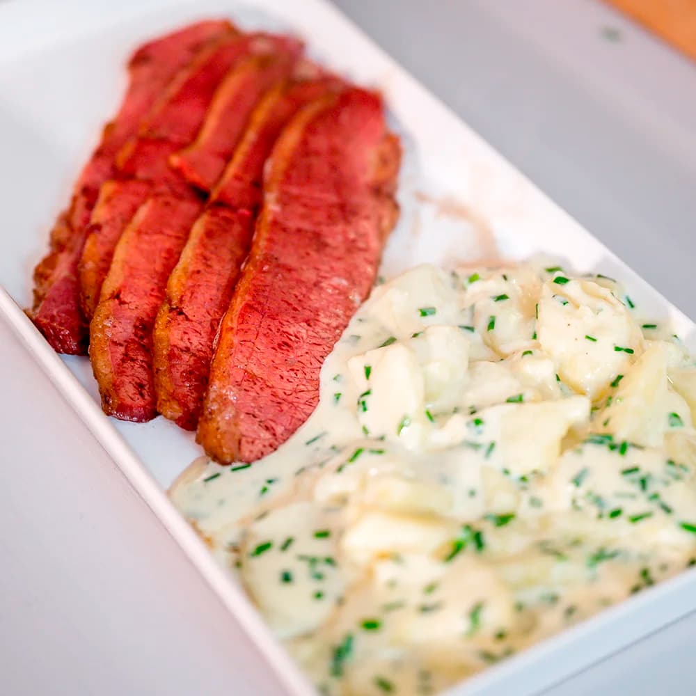 Bräckt rimmad oxbringa med stuvad potatis
