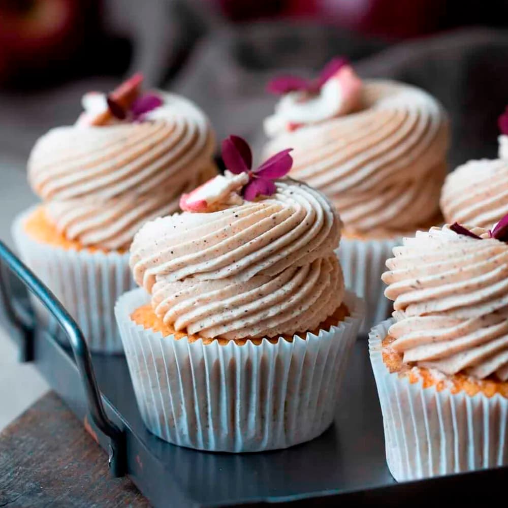 Äppelcupcakes med kanelgrädde