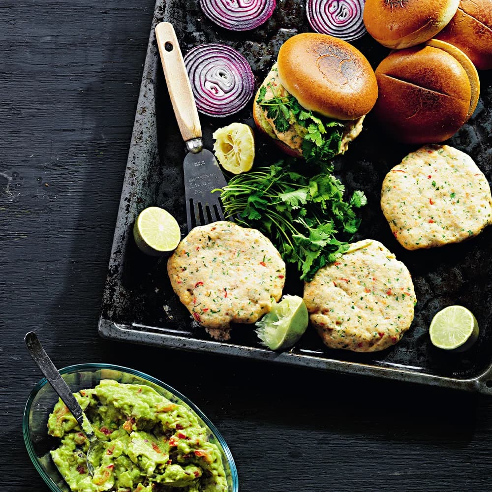 Fiskfärsburgare med rödlök och guacamole