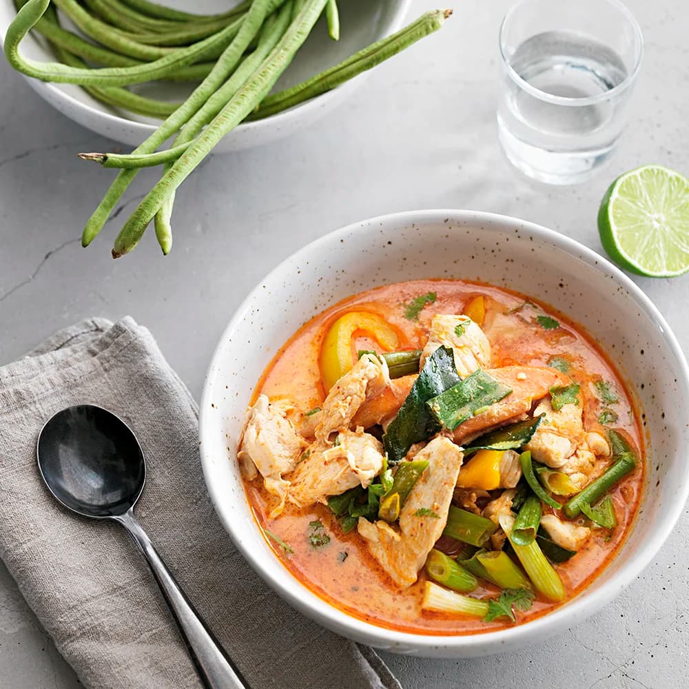 Röd thaicurry med långbönor, paprika och lime