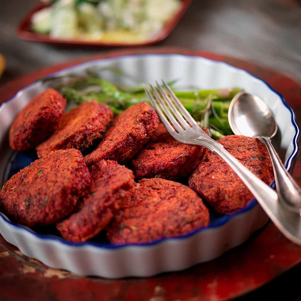 Rödbetsbiffar med Grillad Sparris och Feta- och Gurksallad