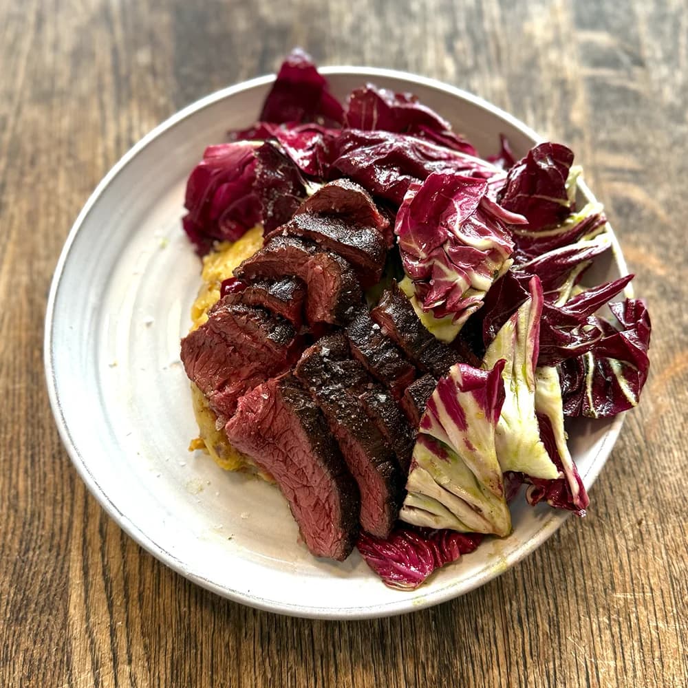 Slaktarbiff med rostad potatistomp och radicchiosallad