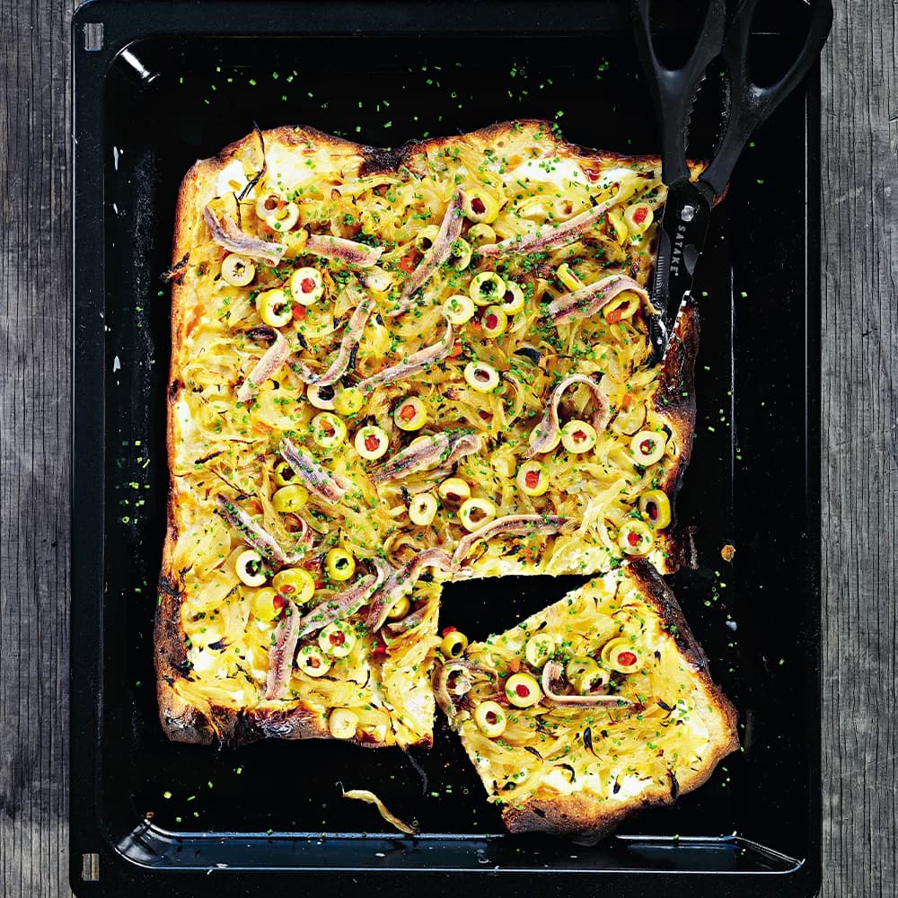 Tarte flambée med sardeller och oliver