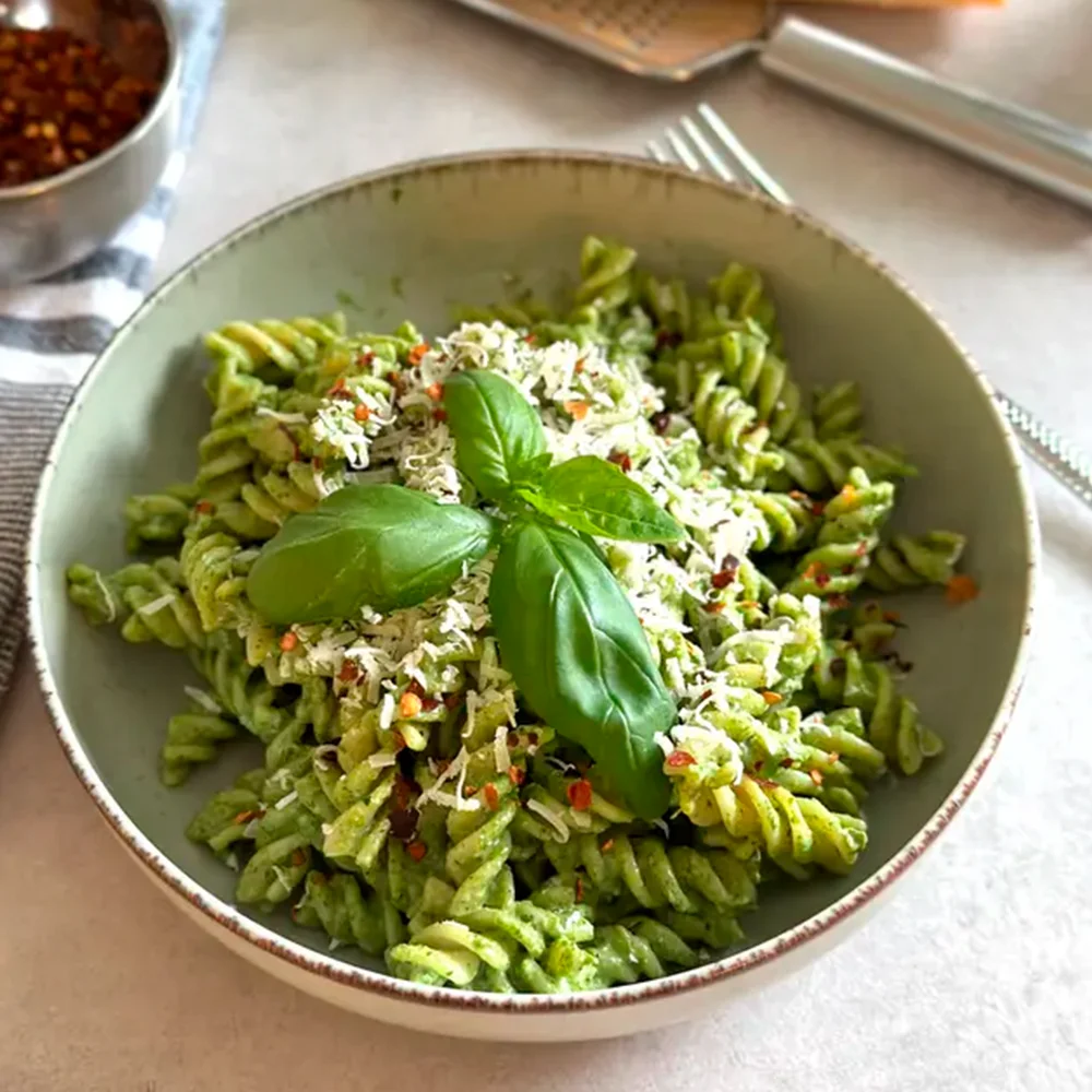 Grön pasta med ärtor och spenat