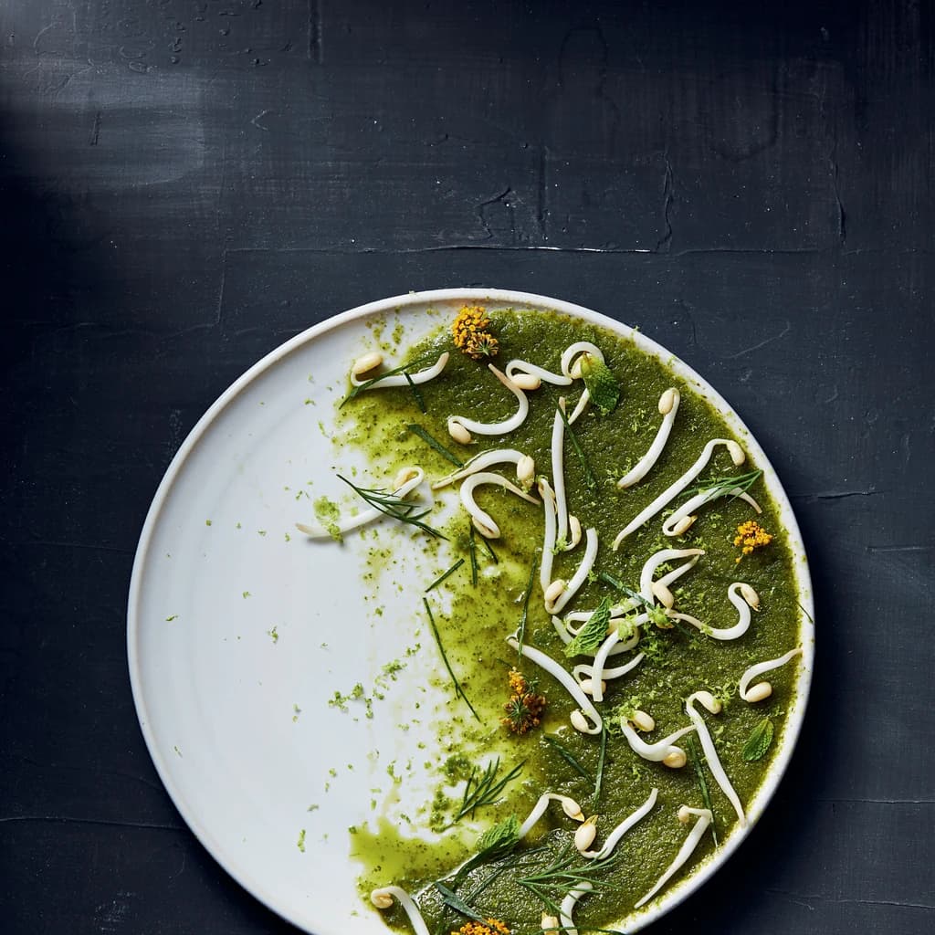 Grön örtsorbet med groddar och limeskal