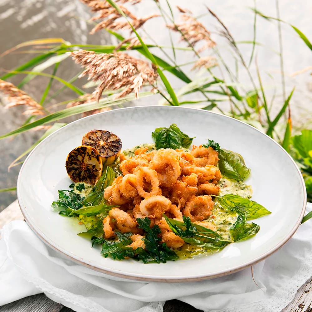 Calamares med friterad basilika och lime- och örtdipp