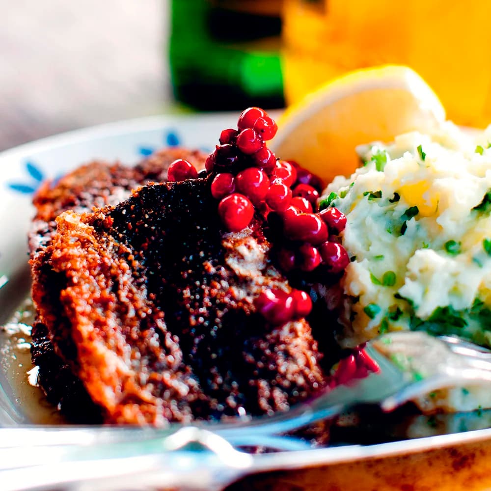 Stekt sill med potatispuré, brynt smör och rårörda lingon