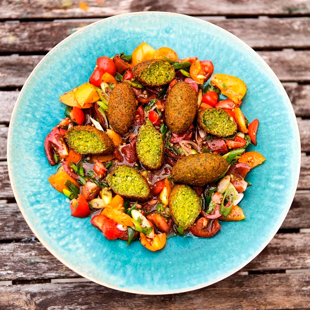 Falafel på gula ärter med tomatsallad