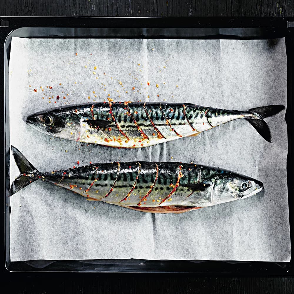 Hel makrill med currykryddade grönsaker