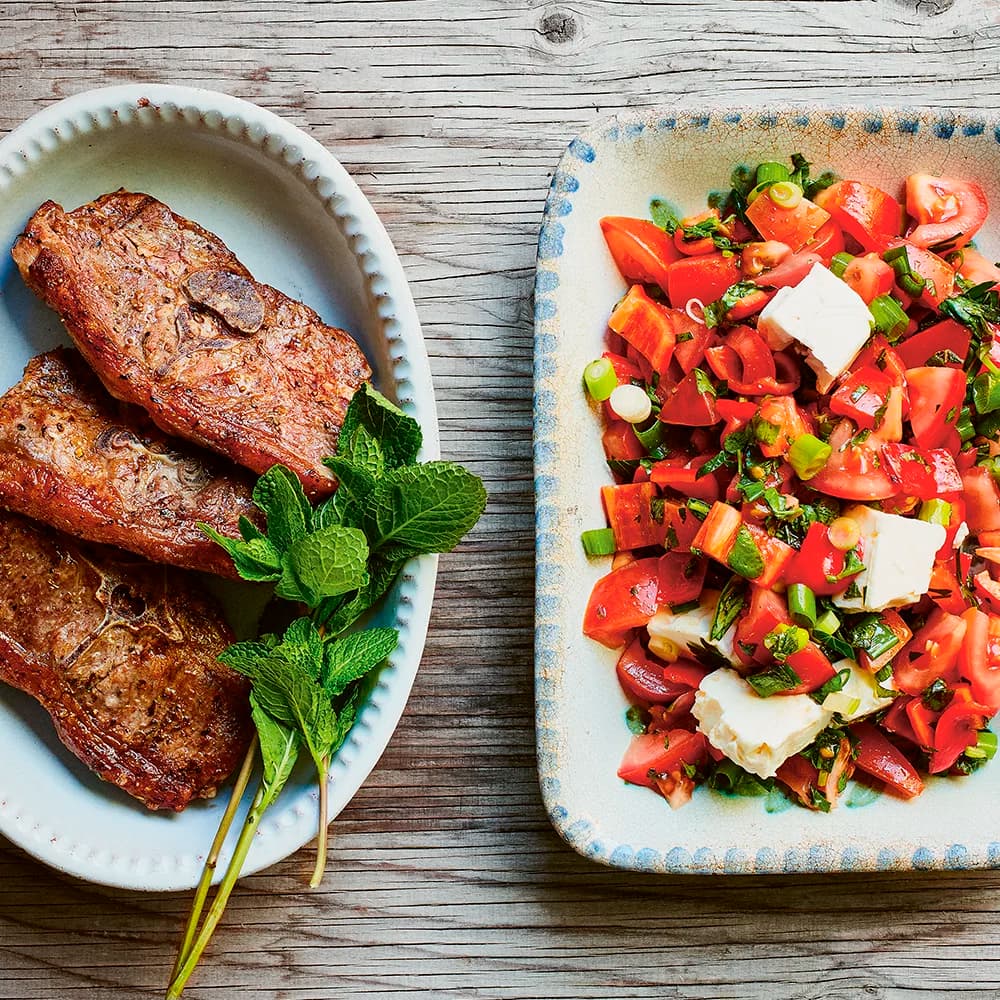 Lammkotletter och tomatsallad med fetaost
