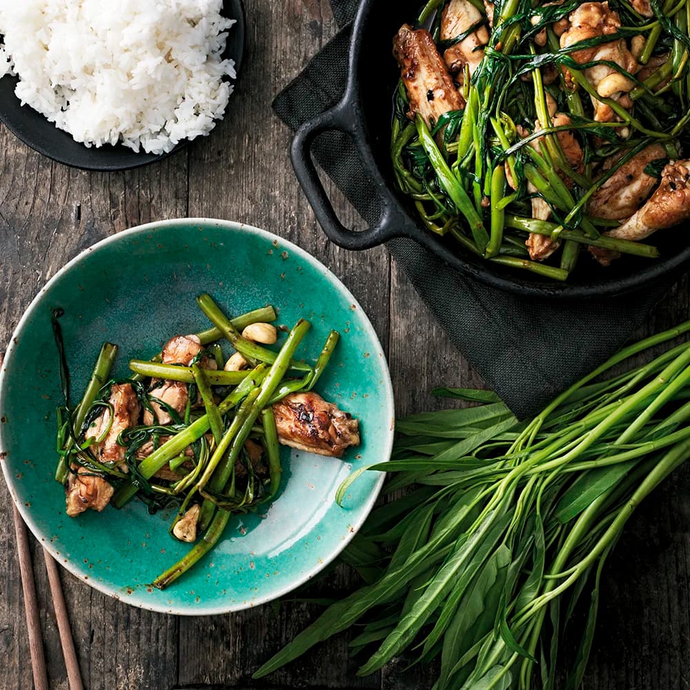 Wokad sesam-kyckling med vattenspenat och ris