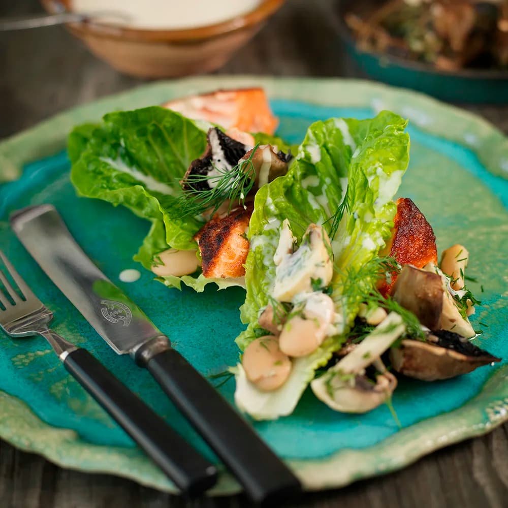 Sallad med stekt lax och två sorters svamp