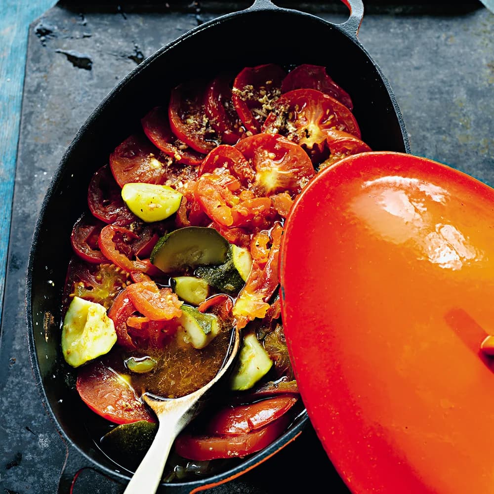 Zucchini med tomat, grön paprika och chili