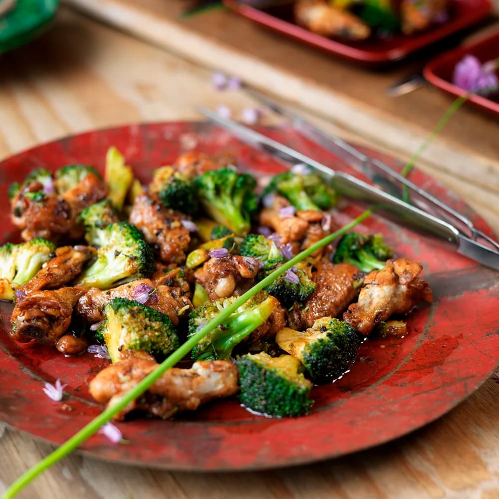 Wokade kycklingvingar med broccoli