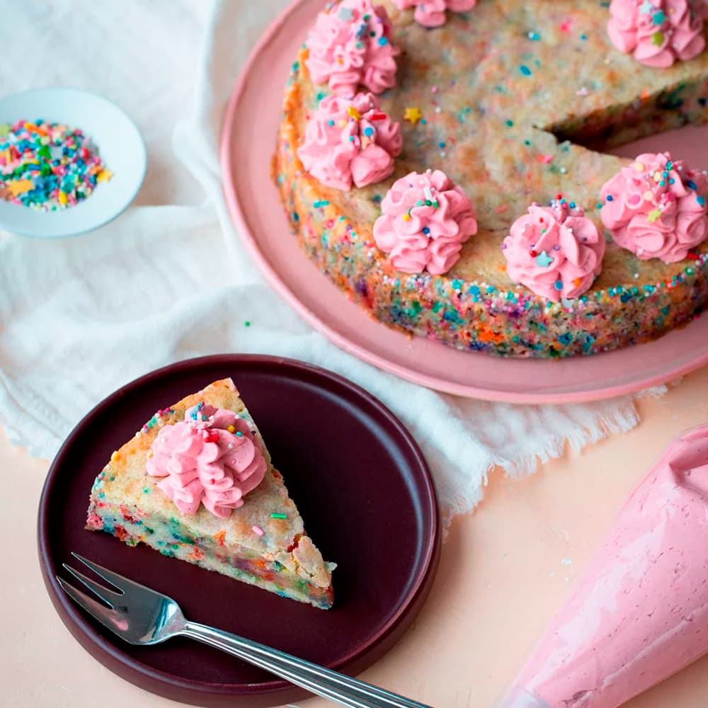 Strösselkladdkaka med vispad hallonpannacotta