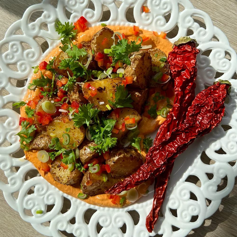 Rostad Kryddig Färskpotatis Med Vispad Ajvar och Vitost Röra