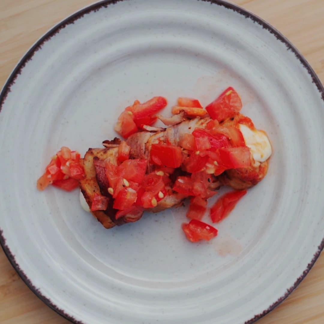 Baconinlindade pizzarullar med tomatsalsa
