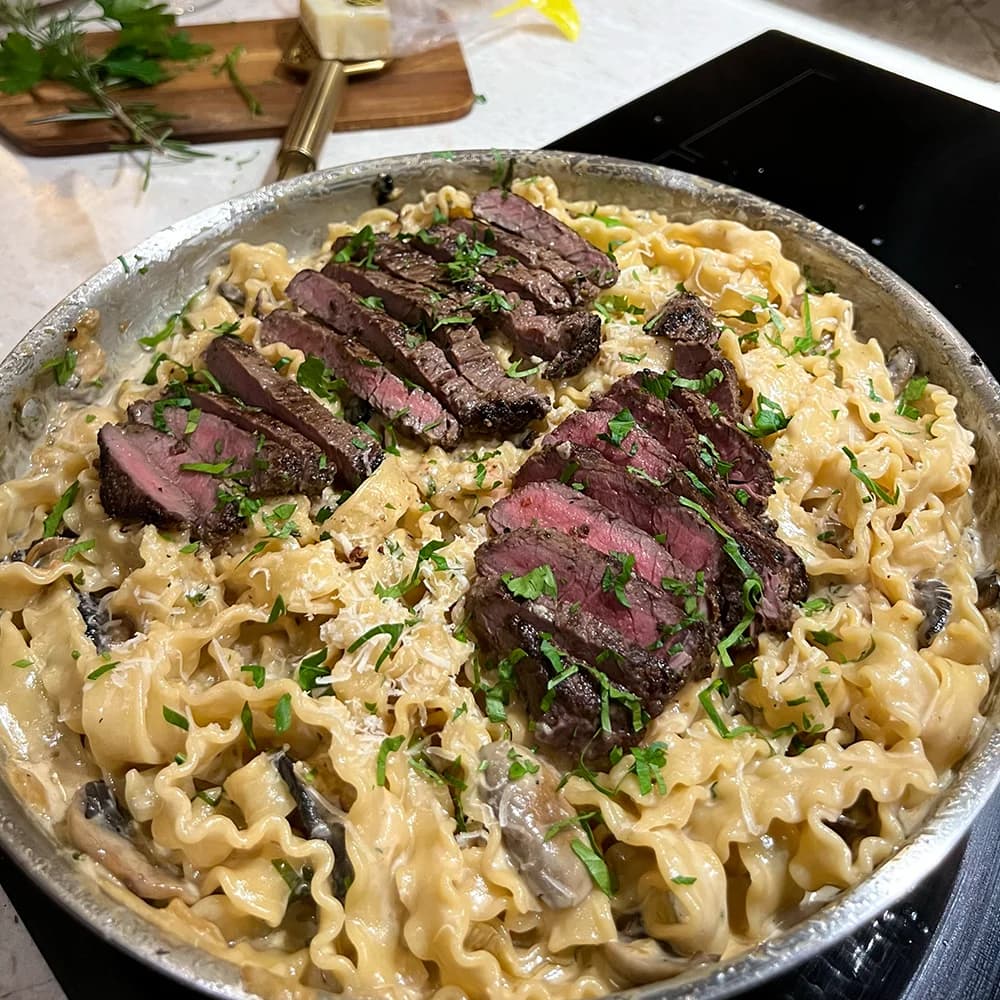 Krämig Pasta Med Karamelliserad Lök, Champinjoner Och Biff