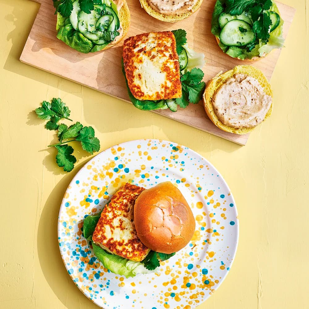 Halloumiburgare med chipotlemajonnäs och inlagd gurka