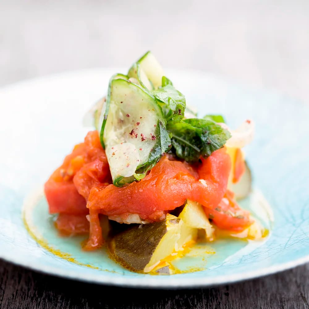Zucchinigryta med tomat och gurksallad
