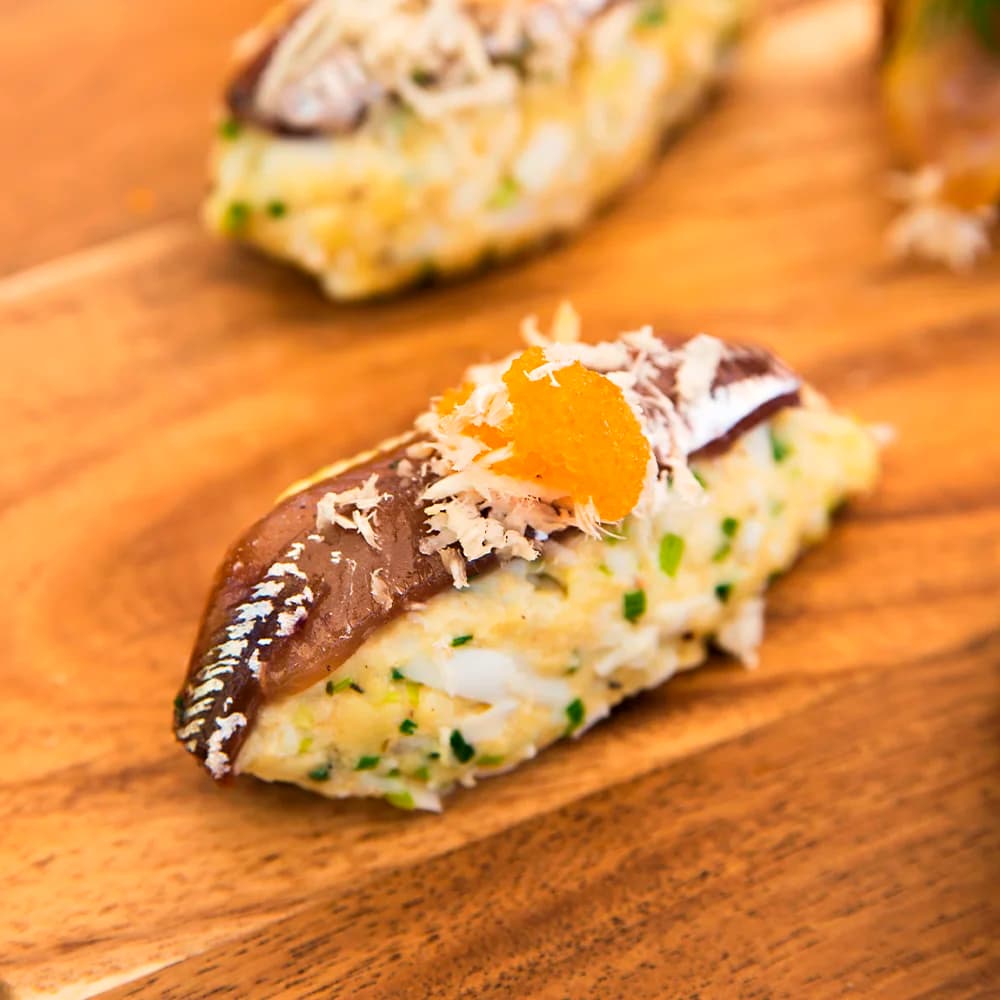 Nigiri på kokt ägg med anjovis och löjrom