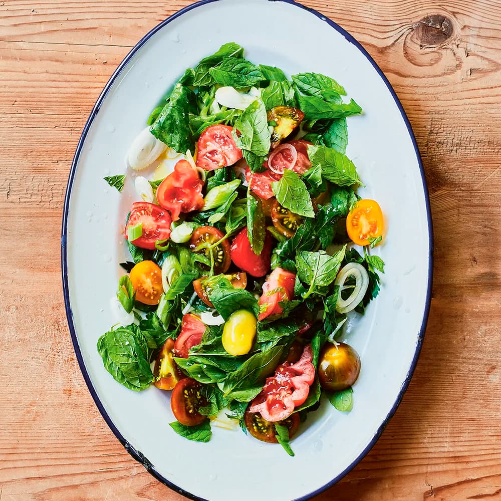 Syrlig tomatsallad med mynta och persilja