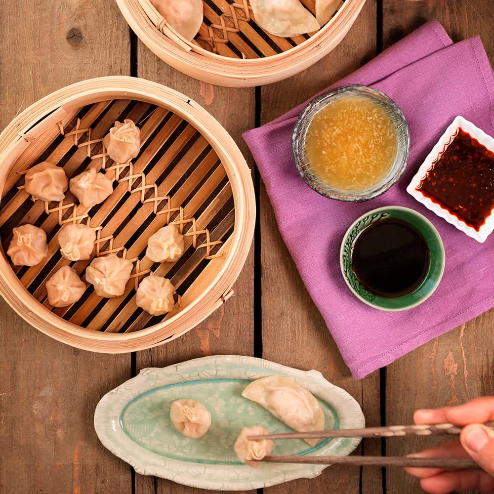 Dumplings med två fyllningar och tre dippsåser