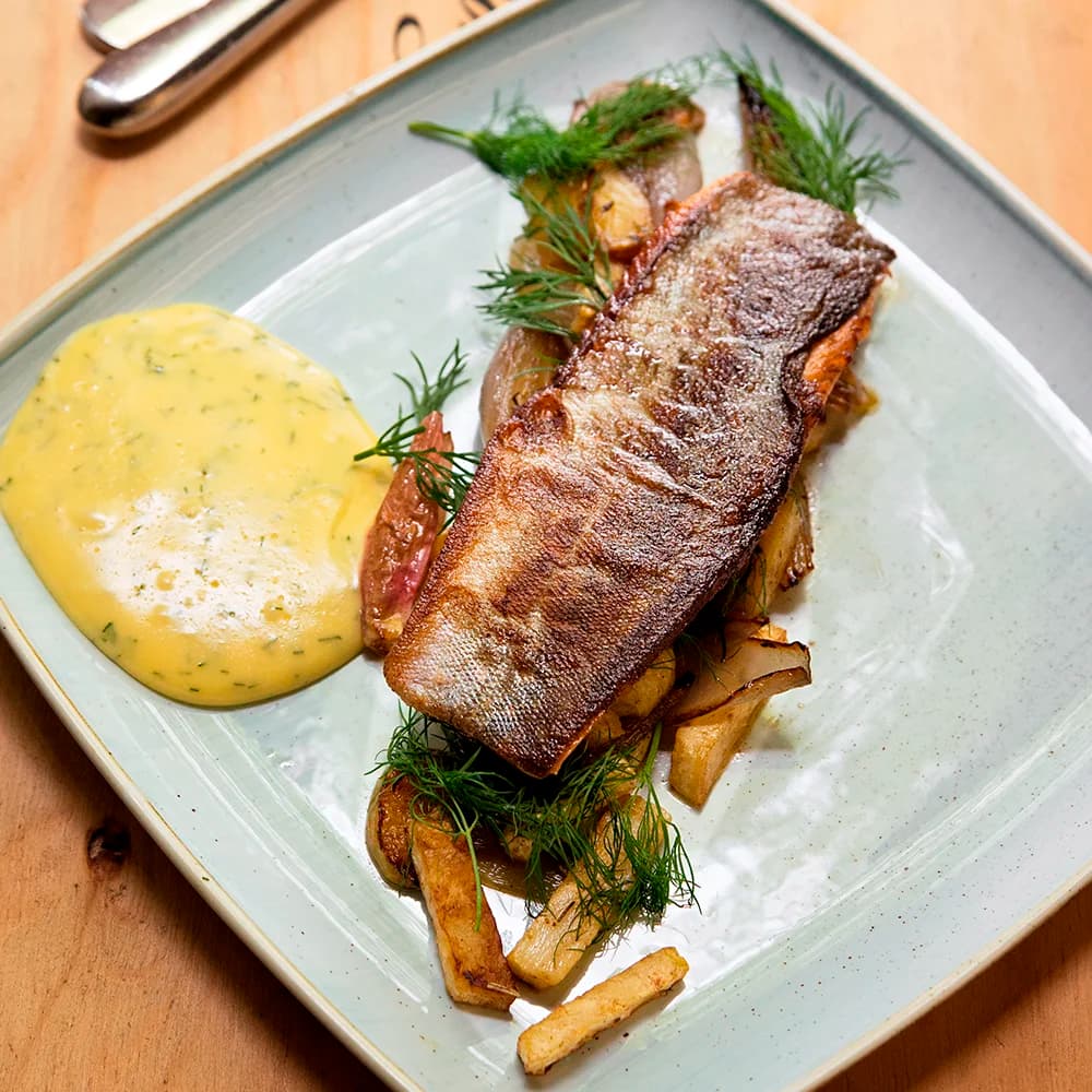 Röding med dillhollandaise och rostade rotsaker