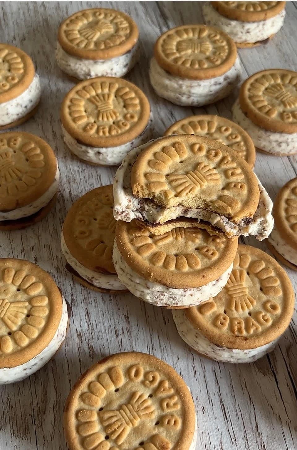 Bragopuckar med riven mjölkchoklad