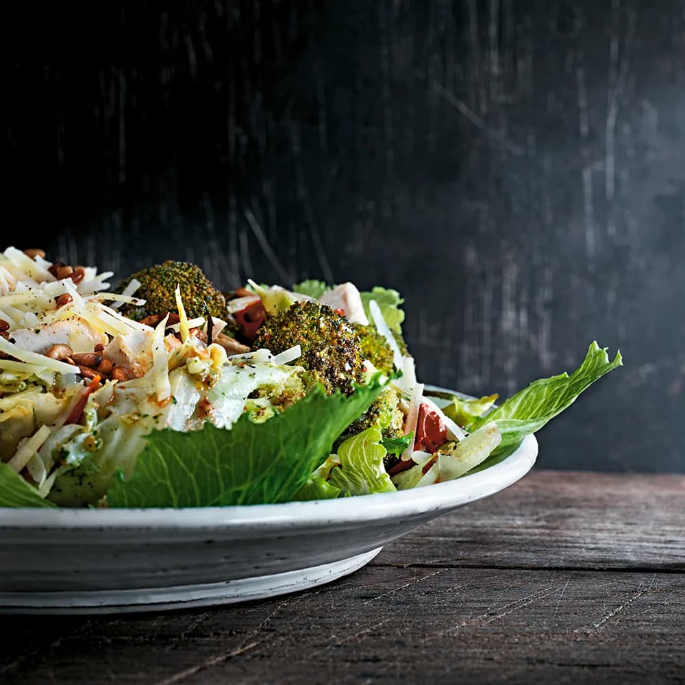 Broccoli-, spetskåls- och tomatsallad med örtpesto och parmesan