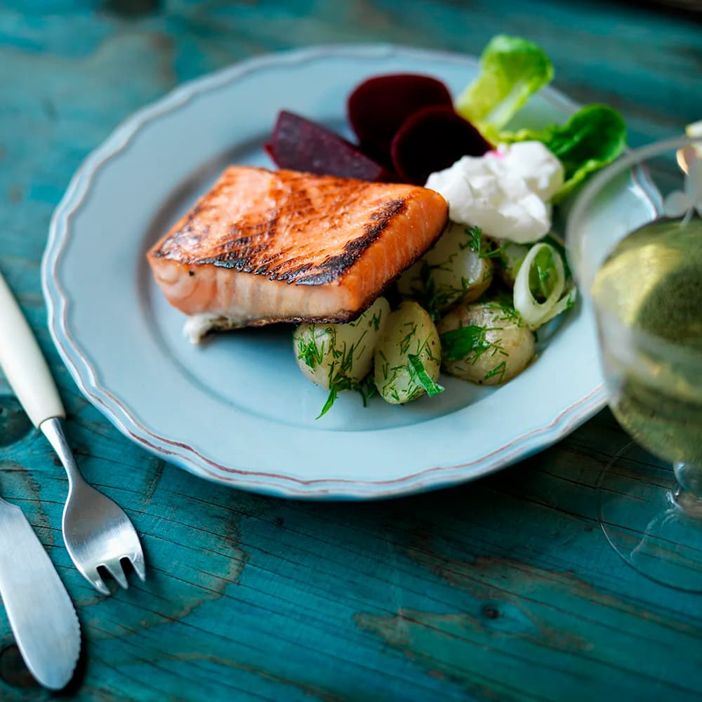 Halstrad Lax med Potatissallad och Citronbetor