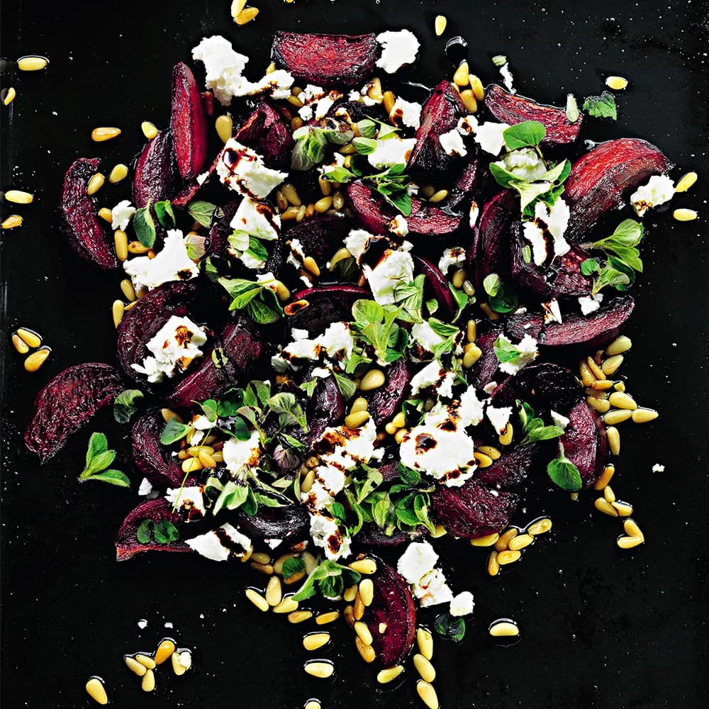 Rödbetor med feta och pinjenötter
