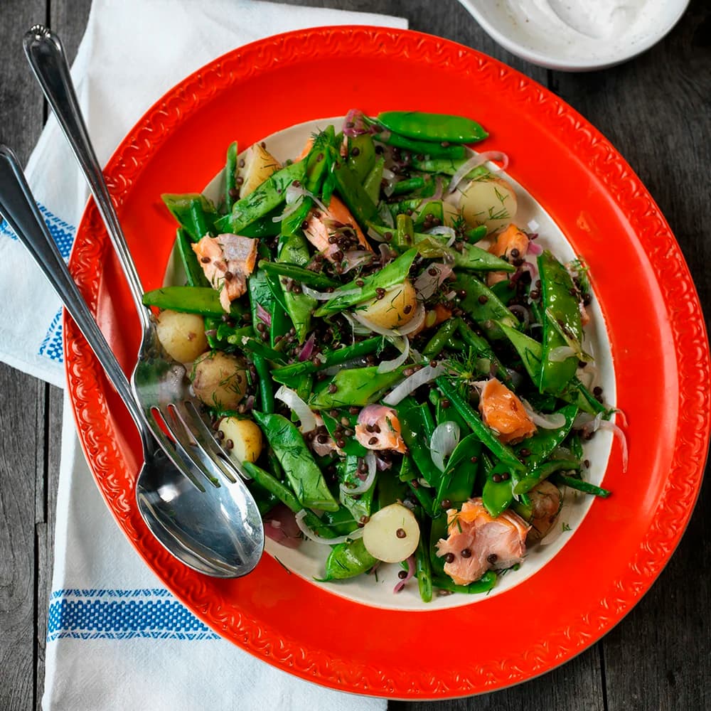 Varmrökt lax med bön- och potatissallad och citronyoghurt