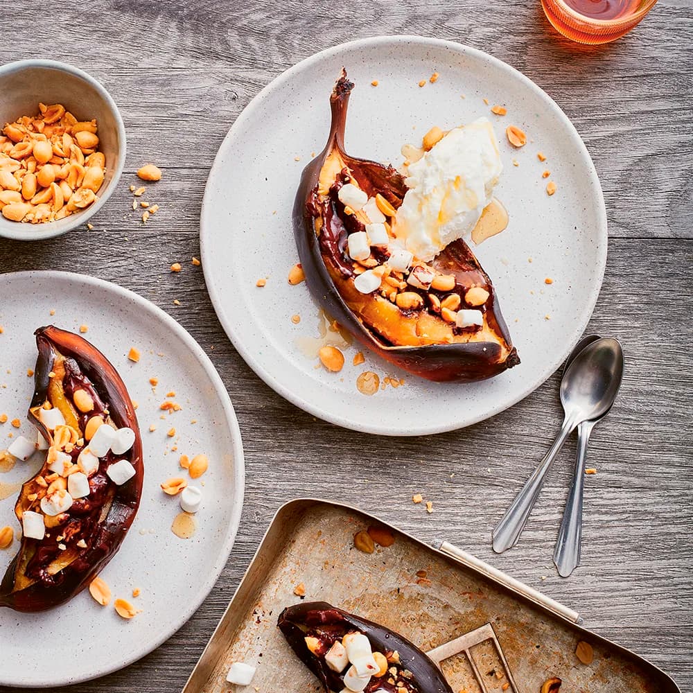 Banan med choklad, jordnötter och marshmallows