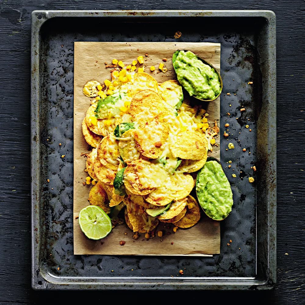 Nachos med ost, avokado och majs